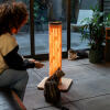 Une femme et son chat interagissent avec le griffoir Switch illuminé