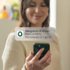 Donna che riceve la notifica del livello di alimentazione dell'app Omlet sul suo telefono
