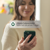 Kvinna som får Omlet appens meddelande om matningsnivå till sin telefon