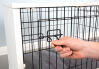 Une cage de chien Fido verrouillée