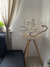 Une cage à oiseaux blanche dans le coin d'un salon