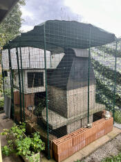 Ingenieus buitenverblijf dat prachtig integreert in het groen van de tuin