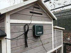 Door and lighting cable arrangement 