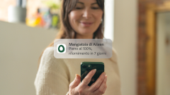 Donna che riceve la notifica del livello di alimentazione dell'app Omlet sul suo telefono