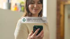 Kvinna som får Omlet appens meddelande om matningsnivå till sin telefon