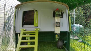 Eglu Cube mit automatischen Türöffner