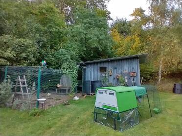 The coop can be moved easily thanks to the wheels