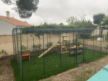 There's plenty of space to play in this walk in run!