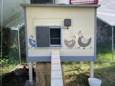 The Omlet autodoor has fitted really well with your coop.