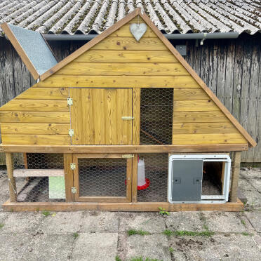 The door can be mounted on Classic chicken fences