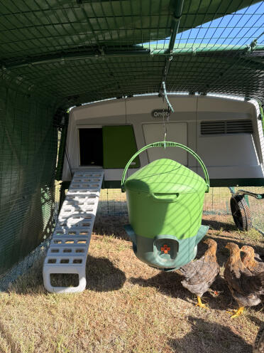 The hanger fits perfectly with my Omlet waterer system