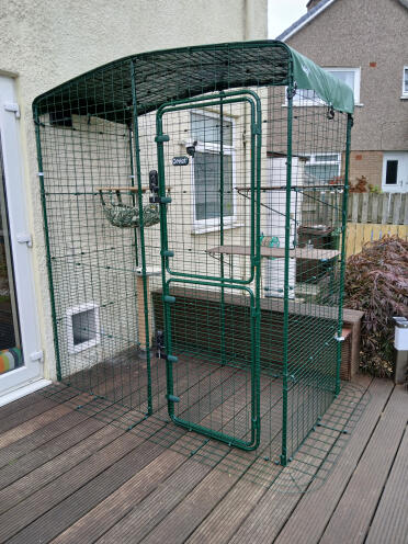 Balcone catio fissato alla parete esterna con accesso dalla gattaiola.