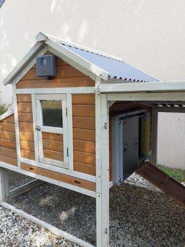 It can be fixed on smaller coops too