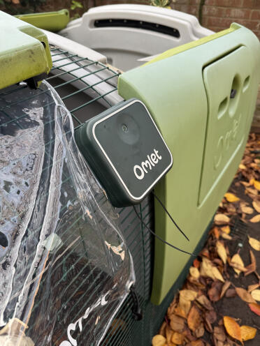 Cube mk1 med kabel i frontpanelens ränna