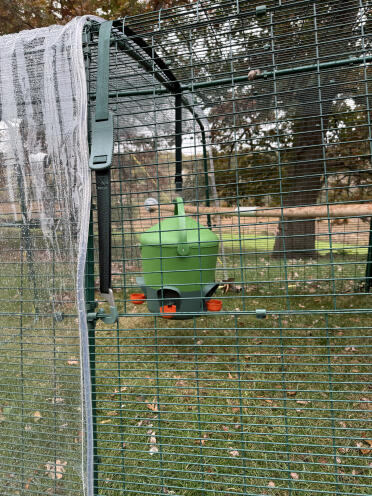 Easy to adjust height and guaranteed food/water orientation