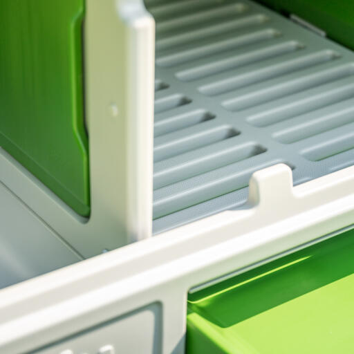 Detail des inneren des Eglu Cube großen hühnerstalls