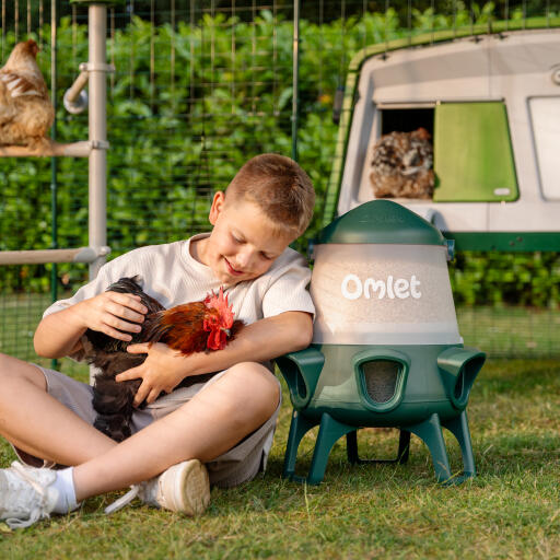 Mit unserem sortiment an abfallfreien hühnerfutterautomaten wird die hühnerhaltung zum kinderspiel