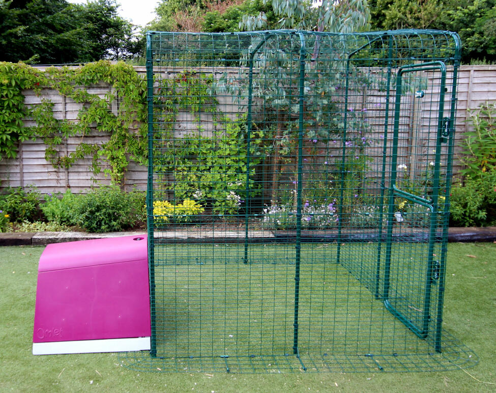 Le site Eglu Go est fixé à un poulailler à l'aide d'un kit de connexion.