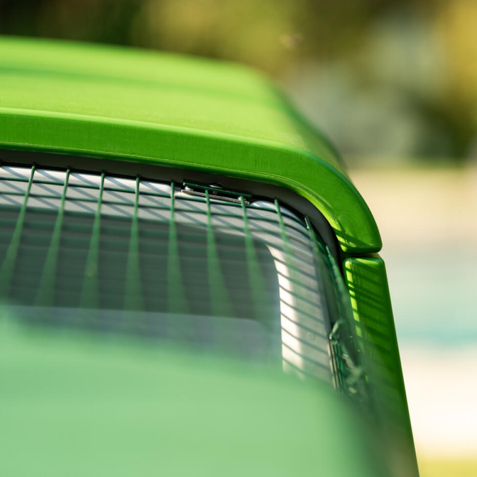 Eine nahaufnahme des Eglu Cube hühnerstalls.